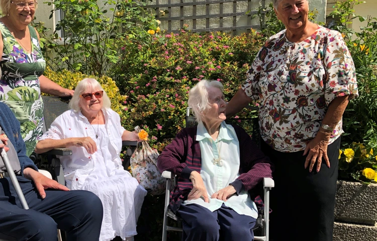 Residents enjoying the sunshine in the garden at Tannerswood