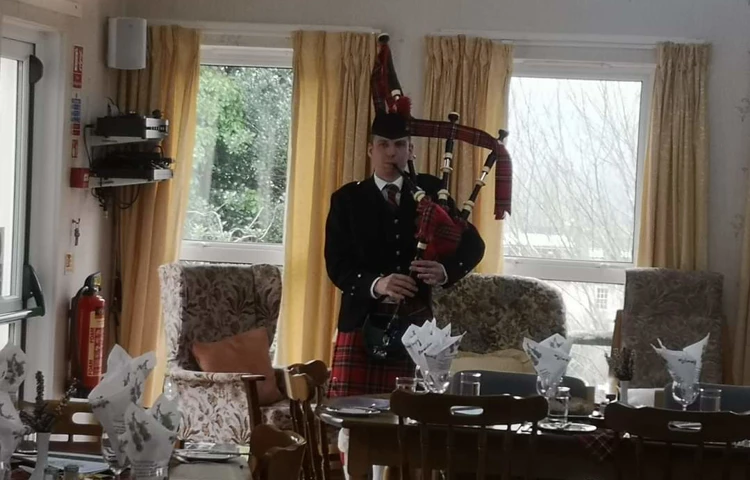 burns-night-piper.jpg