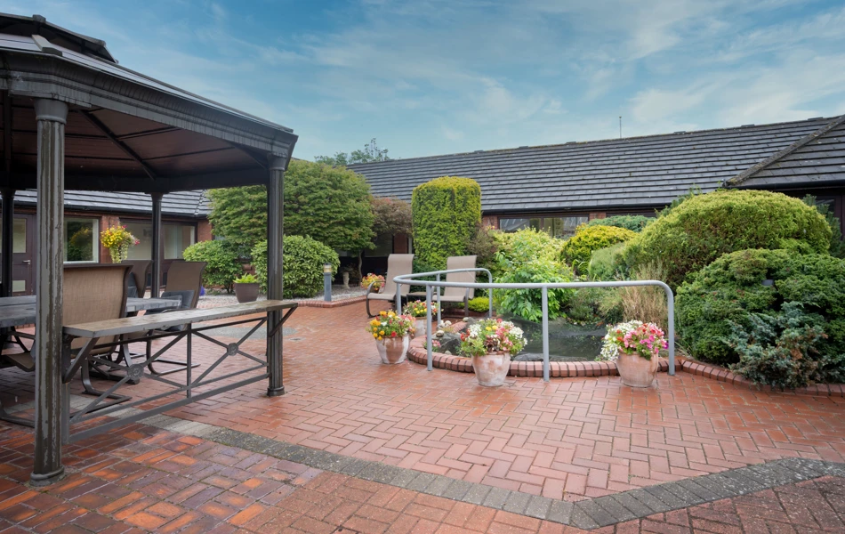 Garden patio and pergola at Halcyon House